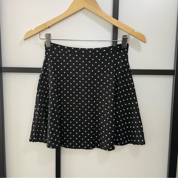 [2] H&M Black & White Flower Print Button Down Mini Skirt Lightweight Flowy - Picture 5 of 8